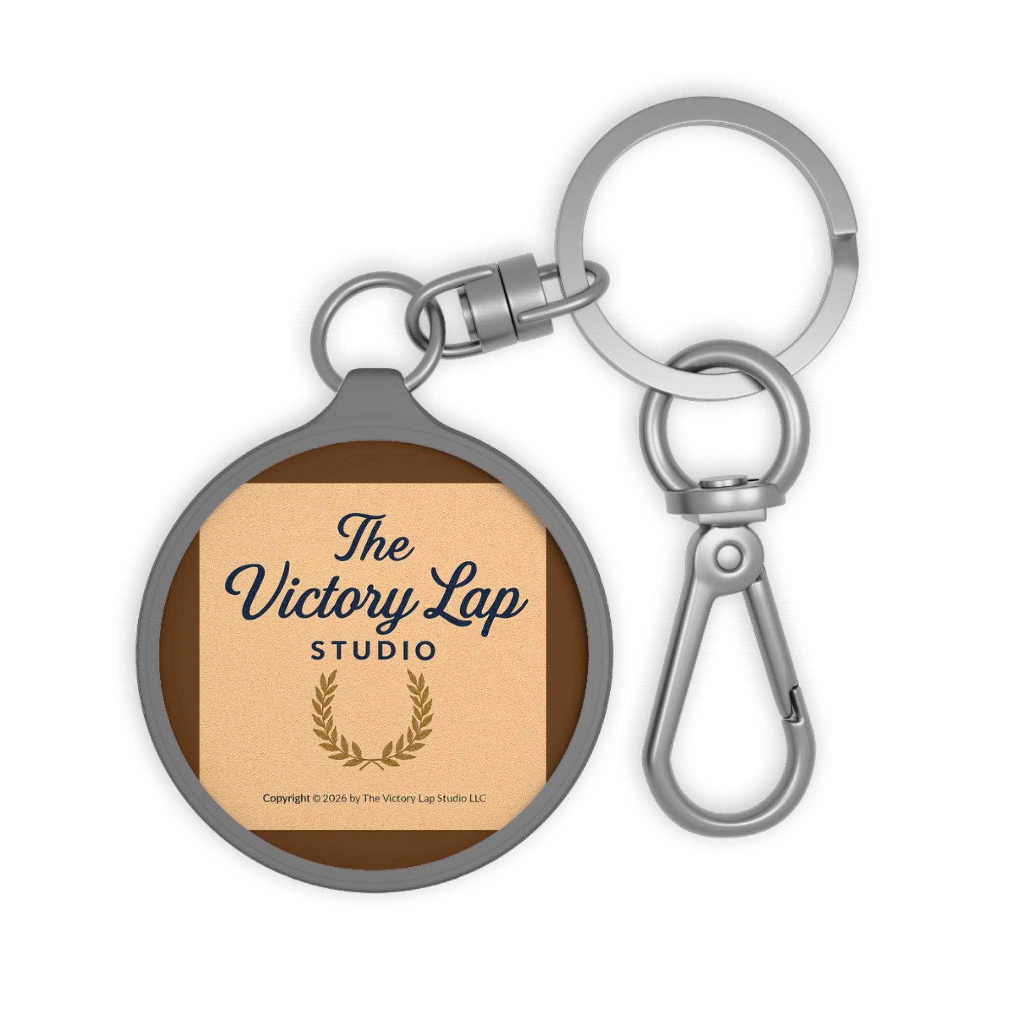 Sleutelhanger-etiket — "The Victory Lap Studio" Ronde Sleutelhanger